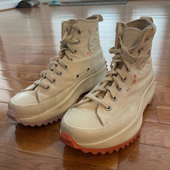 VERY LIMITED EDITION Converse Run Star Hike Platform Hi
Embroidered Floral Egret - Picture 3 of 3